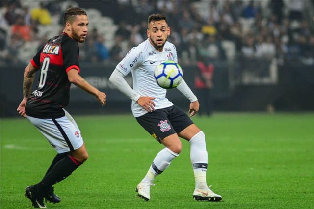 Sem grande inspiração, o Corinthians não saiu de empate sem gol diante do Vitória, mesmo jogando em casa. O trio formado por Walter, Maycon (foto) e Pedrinho teve boa participação pelo Timão. Veja as notas do LANCE!&nbsp;(Por Alê Guariglia - superraiox@lancenet.com.br)