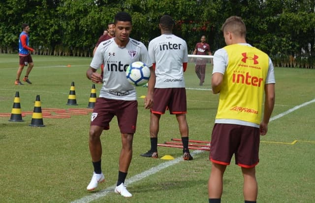 Jogador revelado em Cotia ficou duas semanas treinando com a seleção brasileira