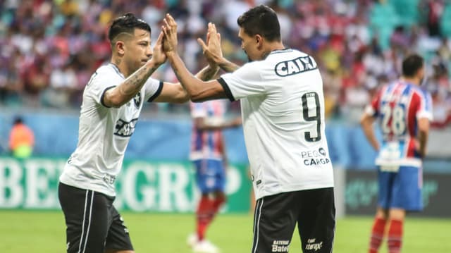 Com um a menos, o Botafogo foi valente, esteve três vezes à frente do placar, mas gol do Bahia aos 48 minutos do segundo tempo impediu a vitória da equipe carioca. O atacante Kieza foi o melhor do time com dois gols típicos de um centroavante. Veja as notas ( por Lazlo Dalfovo)