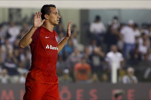 Com boa atuação, o Internacional bateu o Santos por 2 a 1, na Vila Belmiro. Ex-Santos, o atacante Leandro Damião aplicou a "lei do ex" e abriu o marcador no duelo. Ele foi o principal nome do Colorado. Veja notas (Por Guilherme Amaro -&nbsp;guilhermeamaro@lancenet.com.br)