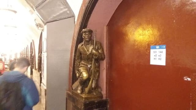 Estátua de soldado da Revolução de 1917 em uma estação próxima ao local onde ocorreu o fato