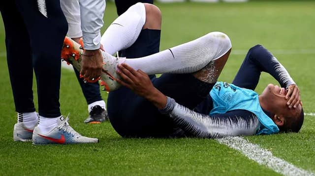 Mbappé sentindo lesão no treino da França