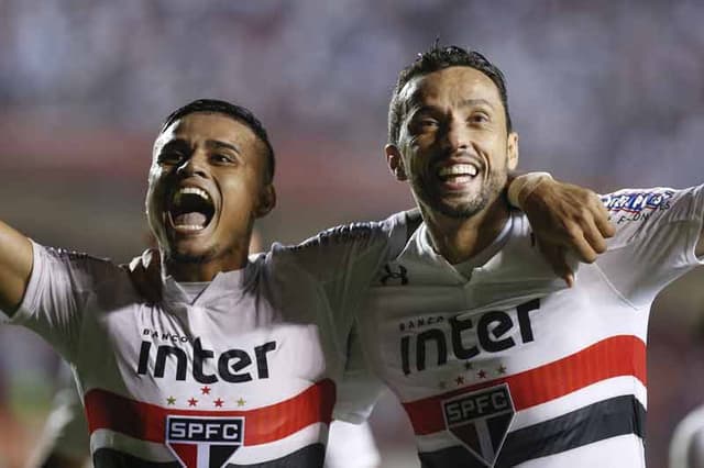 Nenê comandou o último ato do São Paulo antes da parada para a Copa do Mundo. O experiente jogador fez dois gols, um deles lindíssimo, no triunfo diante do Vitória, no Morumbi; o resultado&nbsp; deixa a equipe na vice-liderança do Brasileirão (notas por Alexandre Guariglia)&nbsp;