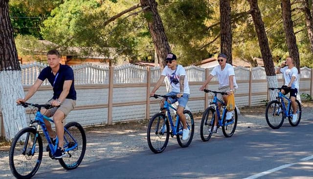 Jogadores da Espanha passeiam de bicicleta