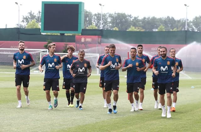 Seleção da Espanha treinou no dia seguinte ao empate diante de Portugal na estreia do time na Copa