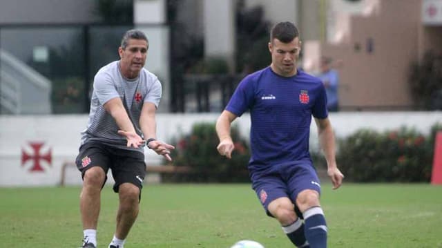 Wagner com o técnico Jorginho. Confira a seguir outras imagens na galeria especial do LANCE!