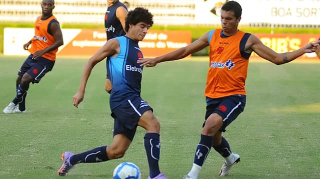 Ramon disputa bola com Coutinho durante treino do Vasco em 2010. Veja a seguir outras imagens na galeria do LANCE!