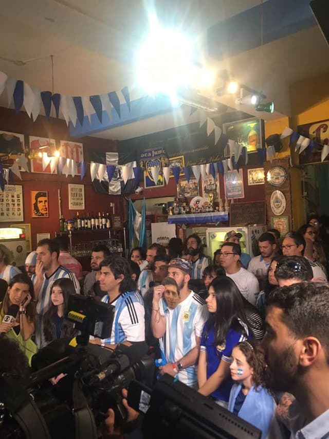 Torcedores acompanham partida em bar argentino&nbsp;