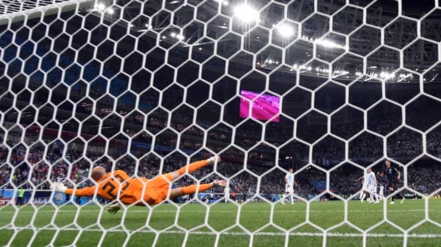 A bola entra no gol da Argentina. Drama ao ritmo de tango