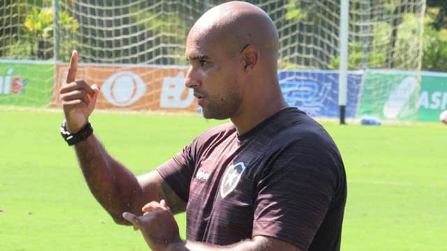 Felipe Lucena, treinador da base do Botafogo