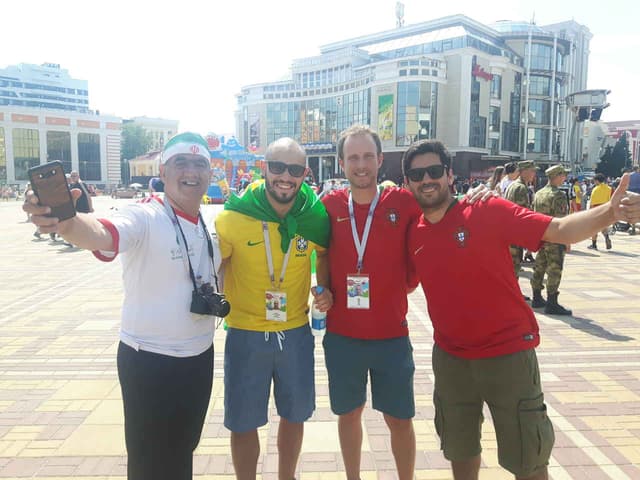 Diogo, ao lado de Pedro e Ilano e um torcedor iraniano