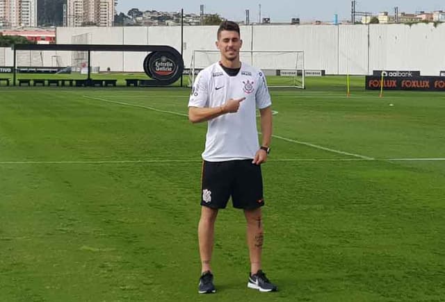 Danilo Avelar foi apresentado nesta terça