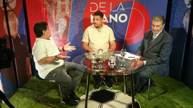 Maradona recebeu Ronaldo em seu programa