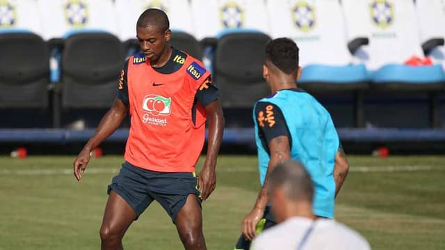 Fernandinho durante treino da Seleção