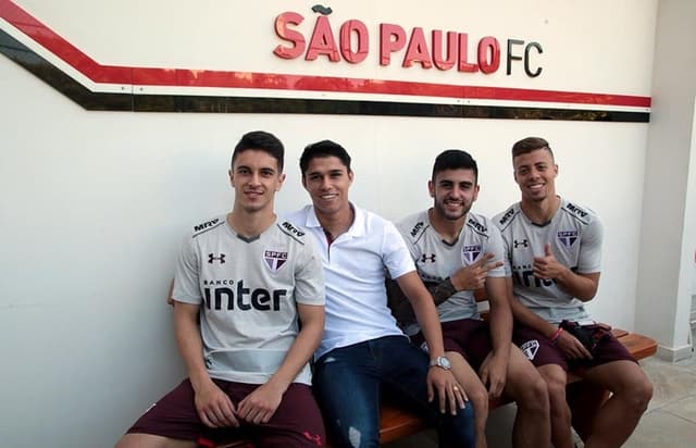 Luiz Araújo ao lado de Shaylon, Liziero e Lucas Fernandes - todos formados em Cotia