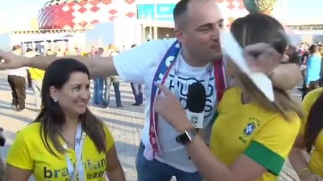 cara tenta beijar a reporter