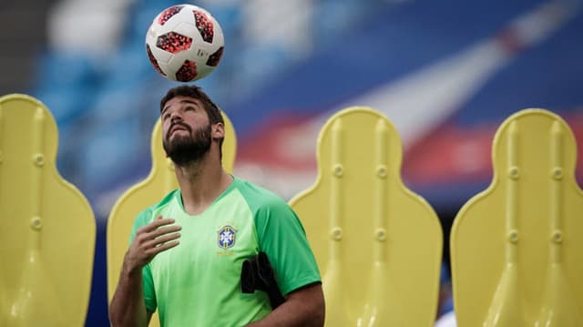 Goleiro Alisson durante treino da Seleção Brasileira