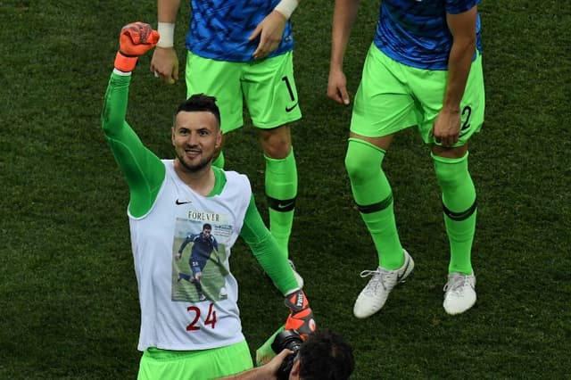 Subasic com a camisa em homenagem a Custic, que morreu em 2008