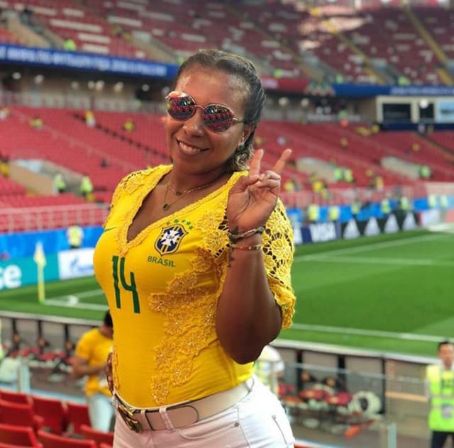 Isabelle Silva, esposa de Thiago, no jogo contra a Sérvia em Moscou