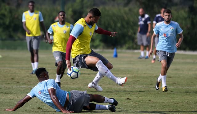 Em treino do Fluminense, jogadores foram divididos em dois times de 13