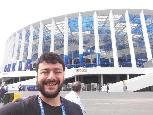 Uma selfie na parte externa do estádio em Nijny Novgorod