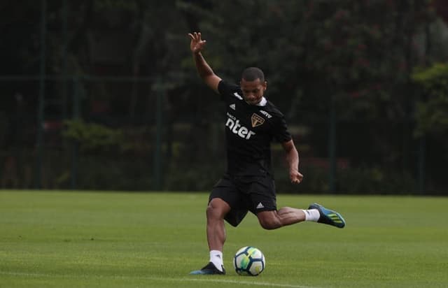 Edimar tem sido testado na zaga do São Paulo