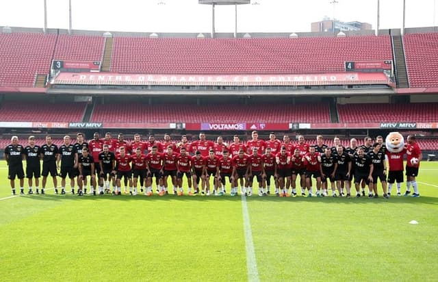 Elenco do Tricolor posa com o novo uniforme de treino da equipe