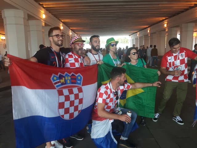 Torcedores brasileiros&nbsp; e croatas posam antes do jogo Croácia&nbsp; x Inglaterra pela semifinal da Copa, em Moscou