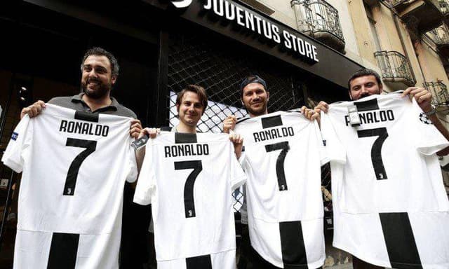 A Juventus pagou 100 milhões de euros (R$ 456 milhões) por Cristiano Ronaldo. A quantia é exatamente o valor de mercado do atacante, de acordo com o site Transfermarkt. Segundo valores apresentados pelo mesmo site, a Juventus pulou, com CR7, de décimo para quarto lugar na lista dos elencos mais valiosos do mundo. Veja em galeria o top 15 do futebol mundial...