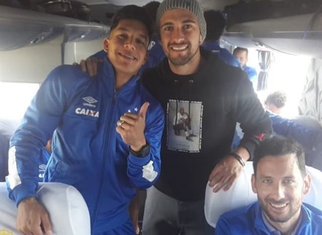 Arrascaeta reencontra Cruzeiro em aeroporto e segue para a Toca II