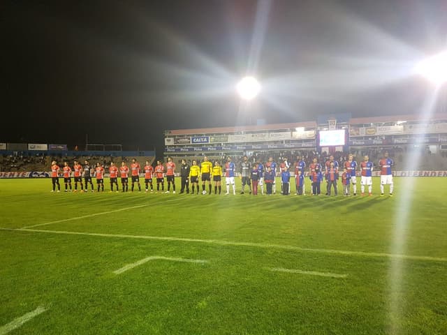 Paraná e River Plate-URU se enfrentaram na noite desta quinta-feira, em Curitiba