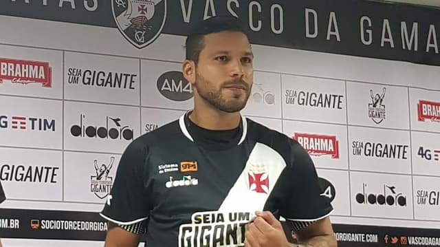 Henríquez foi apresentado pelo Vasco neste domingo. Confira a seguir outras imagens do dia na galeria LANCE!