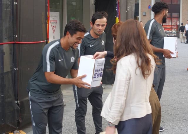 Felipe arrecadando doações no Japão