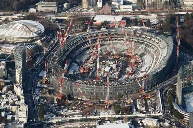 Neste dia 24, o mundo ficará a apenas dois anos da abertura da Olimpíada de Tóquio. Diversas construções para os Jogos já estão prontas, aproveitando estruturas existentes na cidade há anos. No entanto, três grandes novas instalações seguem com suas obras a todo vapor. A maior delas em construção é o Novo Estádio Olímpico, que começou a sair do zero só no fim de 2016.