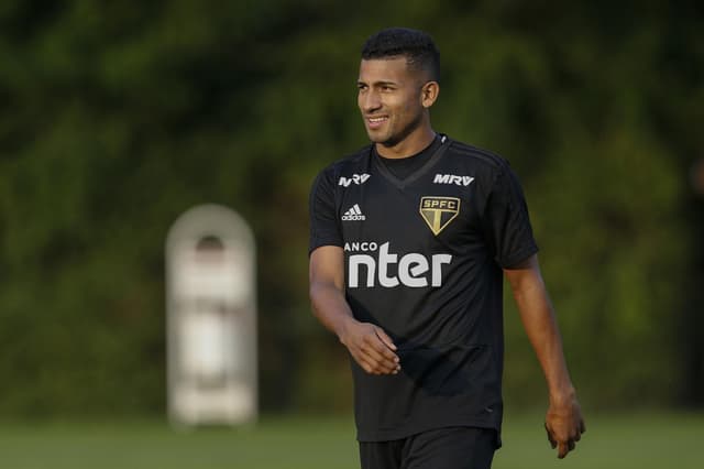 Joao Rojas se tornou peça fundamental no ataque do São Paulo desde a sua estreia, contra o Flamengo, no Maracanã, no dia 18 de julho. O jogador se destaca na criação de jogadas individuais e nas assistências, até agora superando o desempenho de seu antecessor, Marcos Guilherme. Hoje, com 16 jogos disputados com a camisa tricolor, Rojas tem um gol anotado e quatro assistências<br>