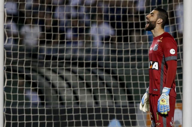 Em noite inspirada, o goleiro Vanderlei ajudou, e muito, o Santos a sair do Pacaembu com empate por 1 a 1 contra o Palmeiras. O camisa 1 foi o grande nome do Peixe no duelo. Veja as notas do LANCE! para os jogadores do Santos - Por Ana Canhedo (anacanhedo@lancenet.com.br)