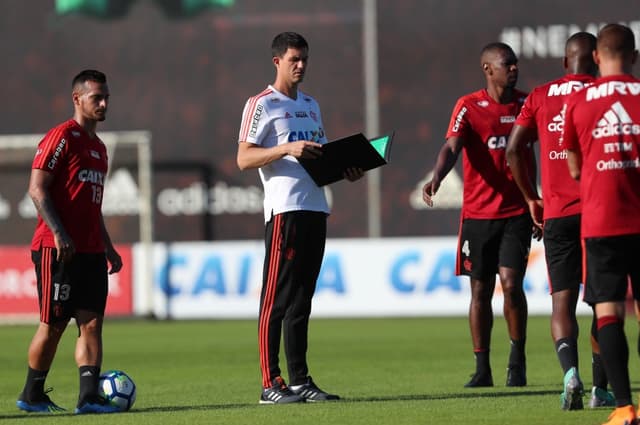 Barbieri observa elenco durante treinamento