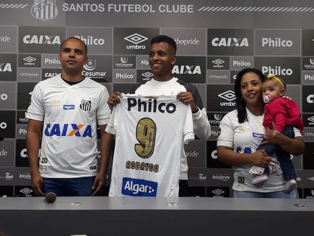 Rodrygo recebe a camisa 9 ao lado dos pais&nbsp;