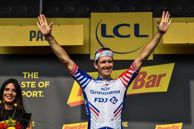 Arnaud Démare comemorou nesta quinta-feira a conquista de sua segunda etapa de Volta da França na carreira ao vencer no percurso Trie-sur-Bäise - Pau. Christophe Laporte e Alexander Kristoff fecharam o pódio da prova, que tem 171 km, na segunda e terceira colocações.<br>