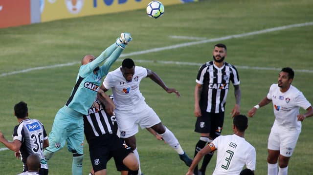 O Ceará interrompeu uma sequência de três jogos invictos do Fluminense após a pausa para a Copa do Mundo. Leandro Carvalho fez o gol da vitória do Vozão, por 1 a 0, no Estádio Presidente Vargas, neste domingo. Pelo lado do Tricolor, o zagueiro Digão conseguiu se salvar com boa atuação, apesar do revés. Confira as notas do LANCE! por Leonardo Damico.