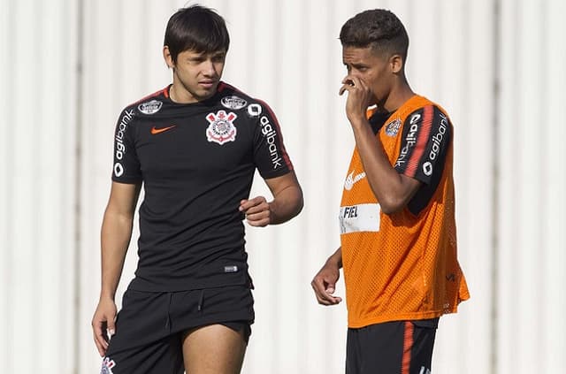 Romero e Pedrinho serão titulares do Corinthians neste domingo, às 11h, contra o Vasco, pela 16ª rodada do Brasileirão. Será a sétima vez que os dois serão titulares juntos. O técnico Osmar Loss chegou a justificar Pedrinho na reserva dizendo que ele briga por uma posição com Romero pelo lado direito do campo. No entanto, o paraguaio agora será deslocado para atuar praticamente como um centroavante, já que Jonathas e Roger estão lesionados. Relembre abaixo os seis jogos que Romero e Pedrinho fizeram como titulares, com quatro vitórias, um empate e uma derrota.