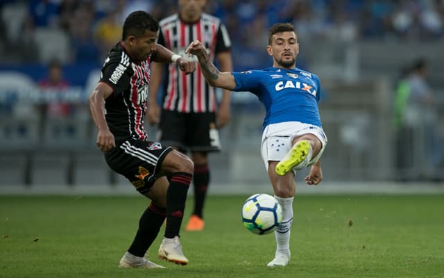 O Cruzeiro foi derrotado no Mineirão pelo São Paulo (0 x 2) em atuação de pouca produtividade. A exceção foi o uruguaio Arrascaeta, que ameaçou três vezes a meta do goleiro Sidão e ainda sofreu pênalti desperdiçado por Barcos (notas por Guilherme Amaro)&nbsp;