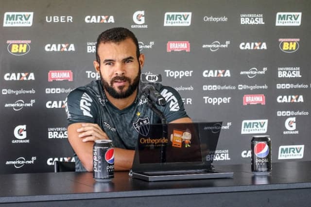 Zé Welison, em coletiva, na Cidade do Galo