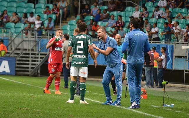 Palmeiras teve início de jogo de muita intensidade e chances de gol, mas sofreu queda brusca de rendimento, desperdiçou pênalti com Bruno Henrique e viu atuação desastrosa de Paulo Turra. Lentidão do meio-campo e excesso de lançamentos minaram o time (Por Alexandre Guariglia)