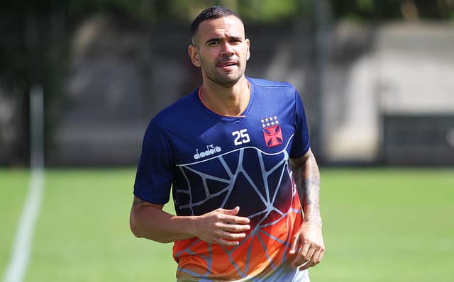 Leandro Castan retorna após cumprir suspensão ao Vasco no jogo deste domingo contra o Cruzeiro. Veja galeria L!