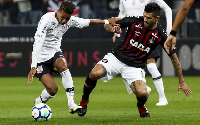 O Corinthians enfrentou o Atlético-PR neste sábado, em Itaquera e não conseguiu sair do zero no placar. Em noite pouco inspirada, os donos da casa quase não levaram perigo ao gol adversário e sentiram as mudanças na equipe titular. Cássio fez grandes defesas e foi o destaque da equipe na partida. Veja as notas (por Vitor Chicarolli)