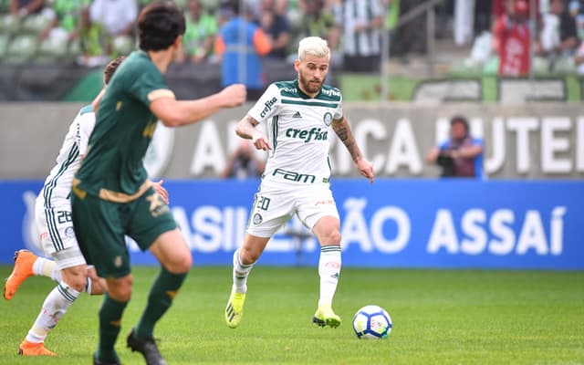 Na reestreia de Felipão, Palmeiras demonstrou o mais absoluto desprezo pela vitória e empatou em 0 a 0 diante do América-MG, fora de casa. Jean, que deveria ter saído, perdeu pênalti, mas viu Lucas Lima ser um dos melhores em campo. Veja as atuações na galeria. (Por Alê Guariglia)