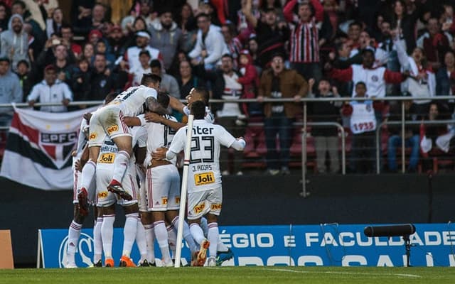 O São Paulo venceu o Vasco por 2 a 1, no Morumbi, e assumiu a liderança do Campeonato Brasileiro. Rojas e Tréllez foram decisivos. Veja as notas do novo líder (por Vitor Chicarolli)