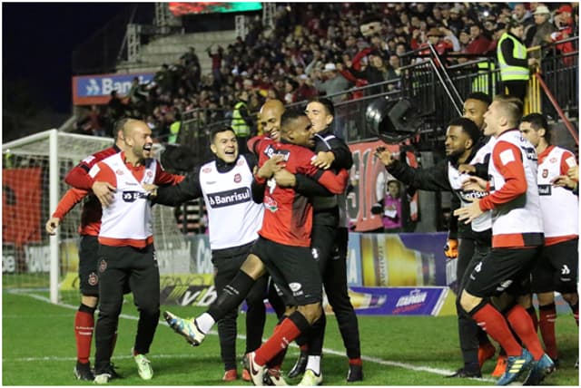 Dumas celebra gol sobre o Goiás com os companheiros