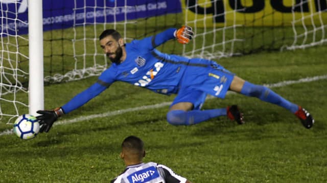 O Santos empatou em 1 a 1 com o Ceará, na noite desta quarta-feira, pela 20ª rodada adiantada do Campeonato Brasileiro. Vanderlei salvou o Peixe de ser goleado, enquanto Jean Mota foi quem marcou pelo Peixe. Veja as atuações: